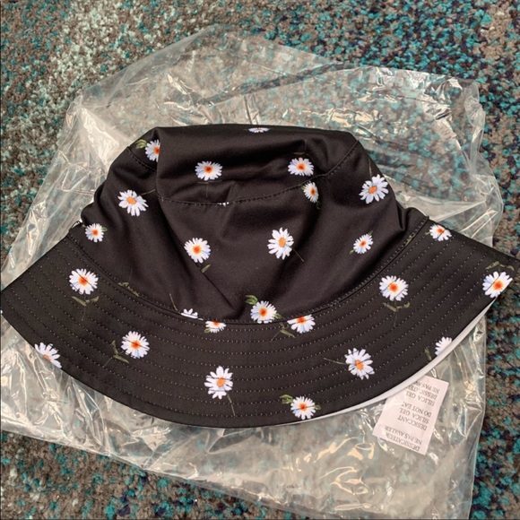 Alice + Olivia reversible bucket hat. Daisy print. NWT - Picture 5 of 10